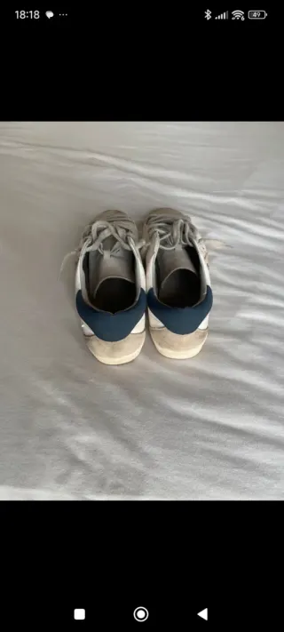 Zapatillas Scarlpers grises y blancas