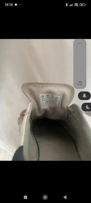 Zapatillas Scarlpers grises y blancas