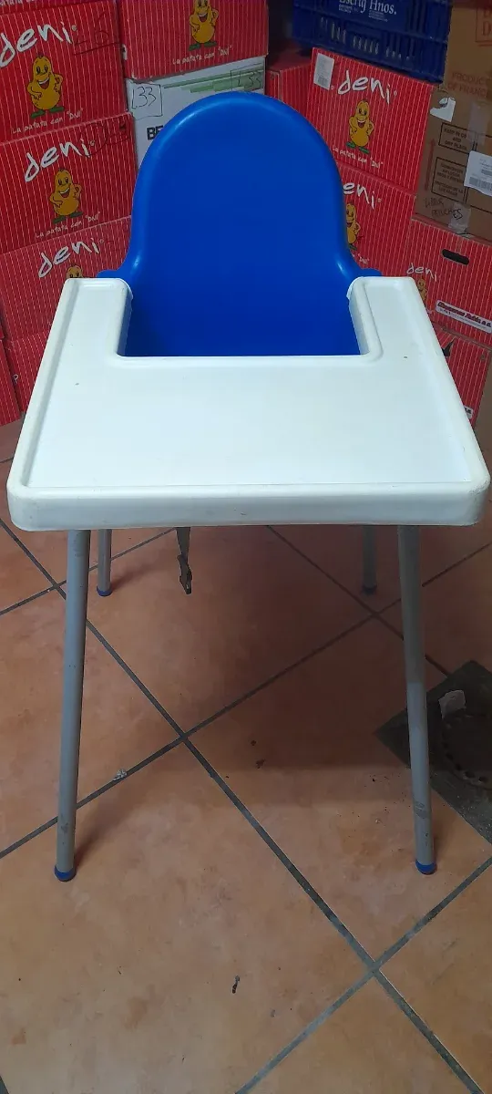 Trona azul y blanca