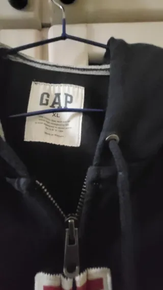 Sudadera Gap azul maribo con Cremallera y capucha.