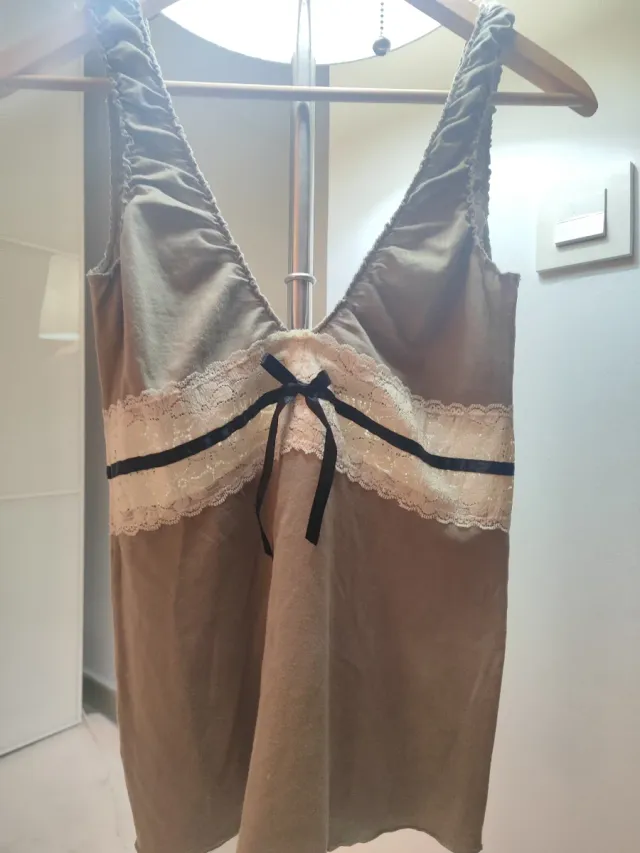 Top encaje Mango caqui suave.