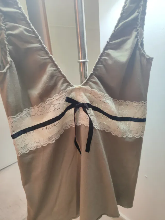 Top encaje Mango caqui suave.