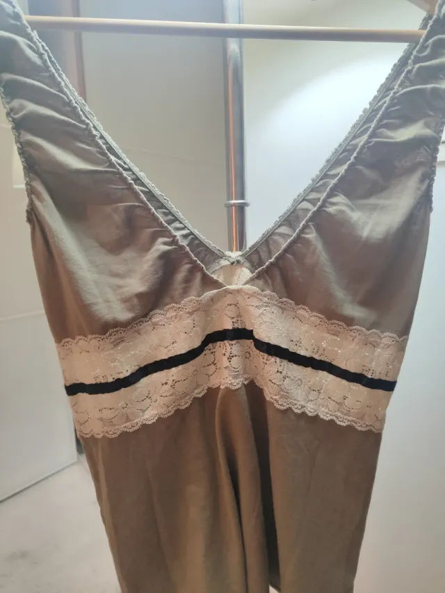 Top encaje Mango caqui suave.