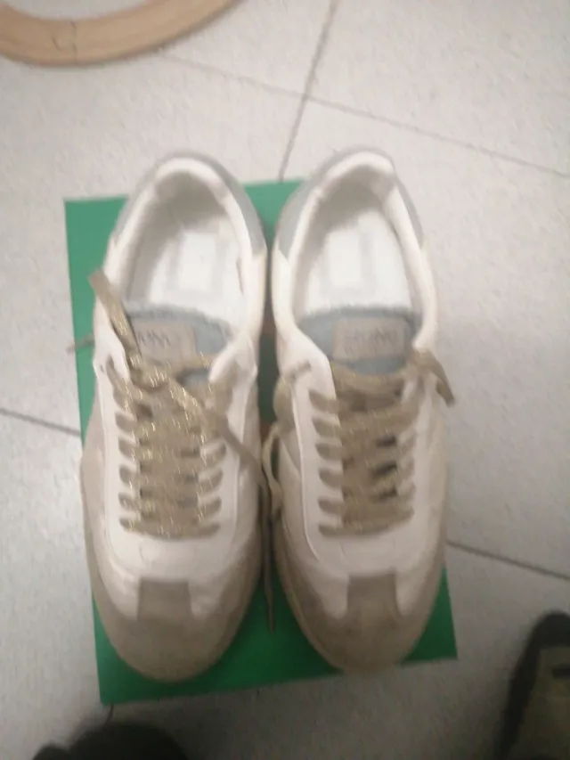 Zapatillas doradas y blancas