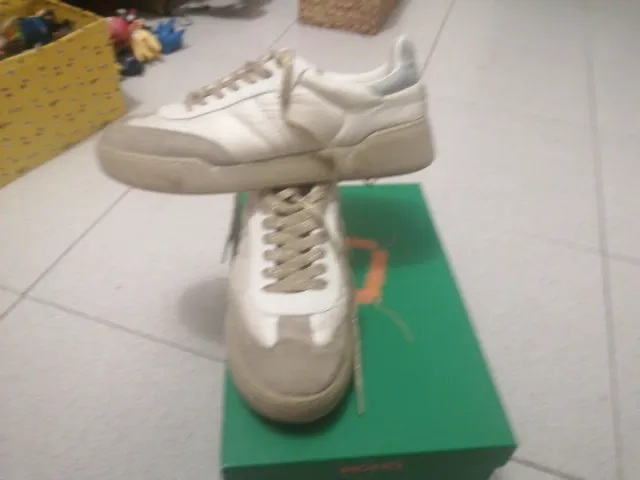 Zapatillas doradas y blancas