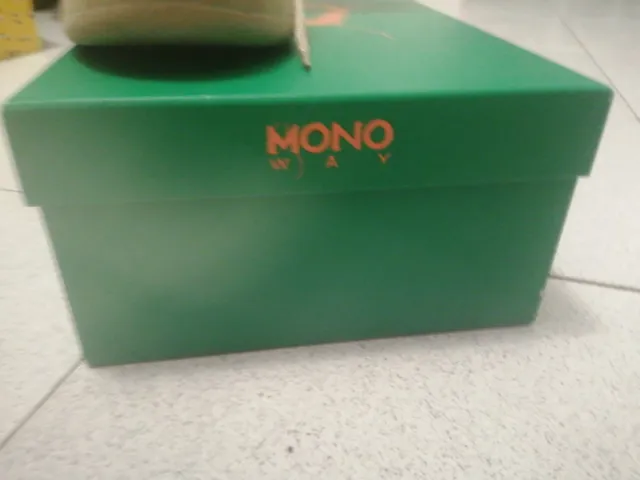 Zapatillas doradas y blancas