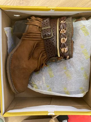 Botines marrones con flecos y detalles dorados
