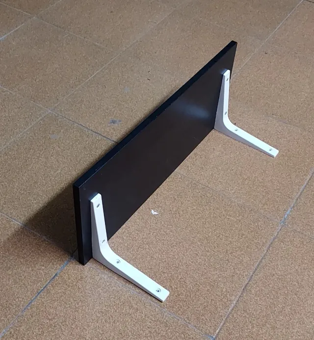 Scaffale nero con supporti bianchi