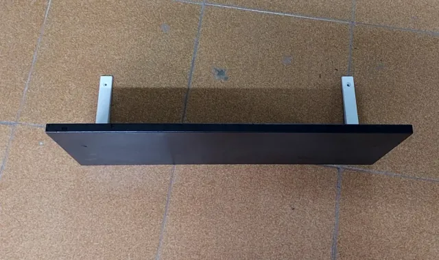 Scaffale nero con supporti bianchi