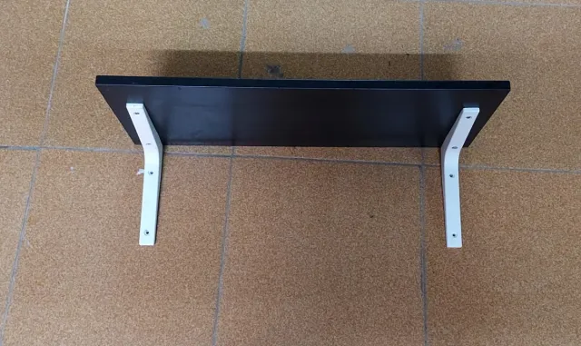 Scaffale nero con supporti bianchi