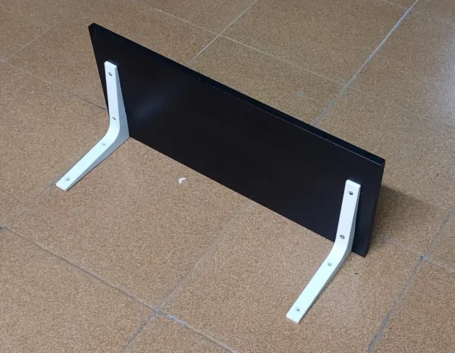 Scaffale nero con supporti bianchi