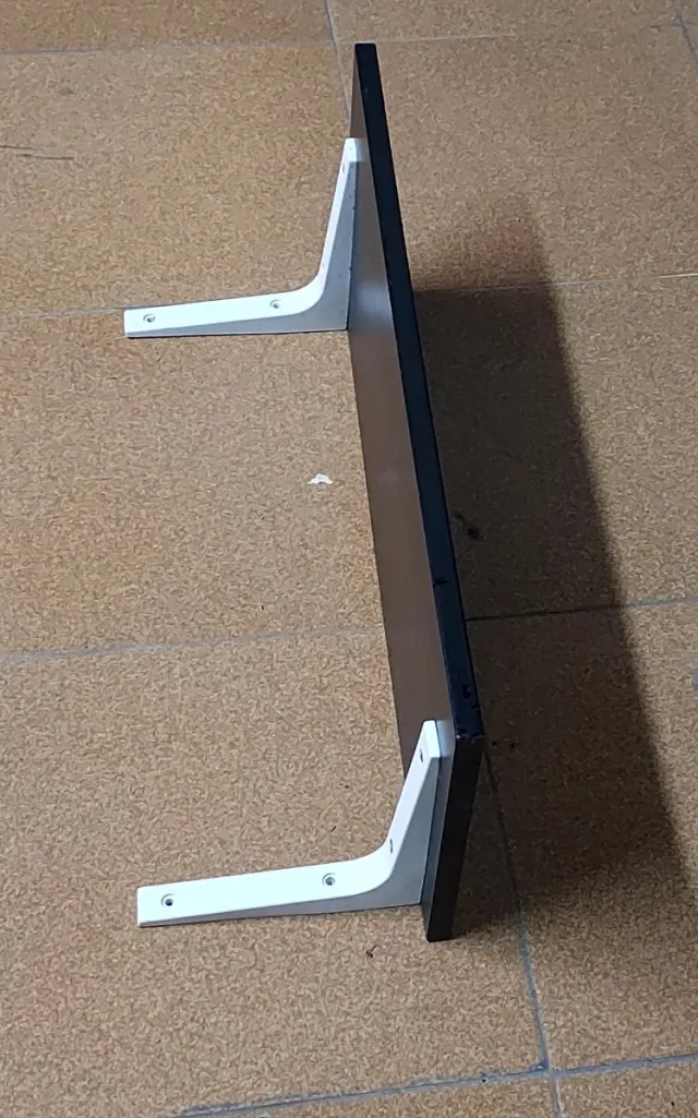 Scaffale nero con supporti bianchi