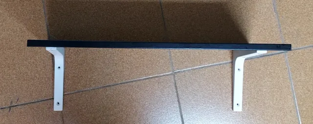 Scaffale nero con supporti bianchi
