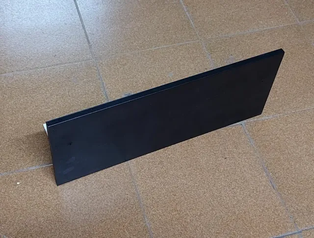 Scaffale nero con supporti bianchi