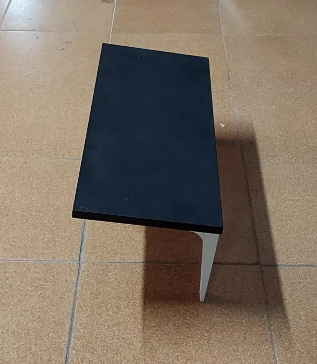 Scaffale nero con supporti bianchi