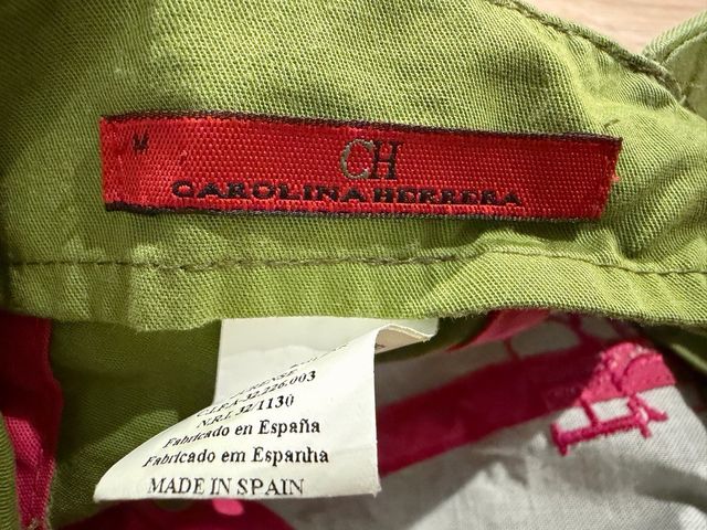 Gorra Carolina Herrera verde con detalles rosas.