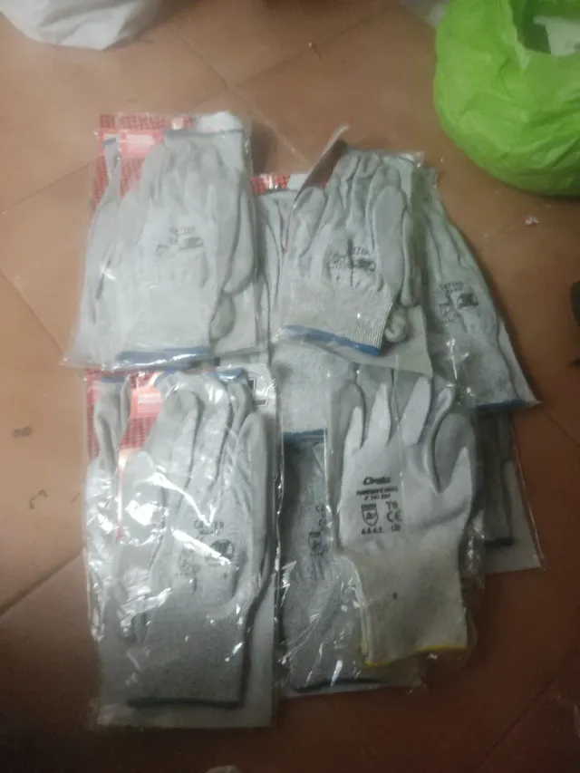 Guantes de trabajo grises y blancos