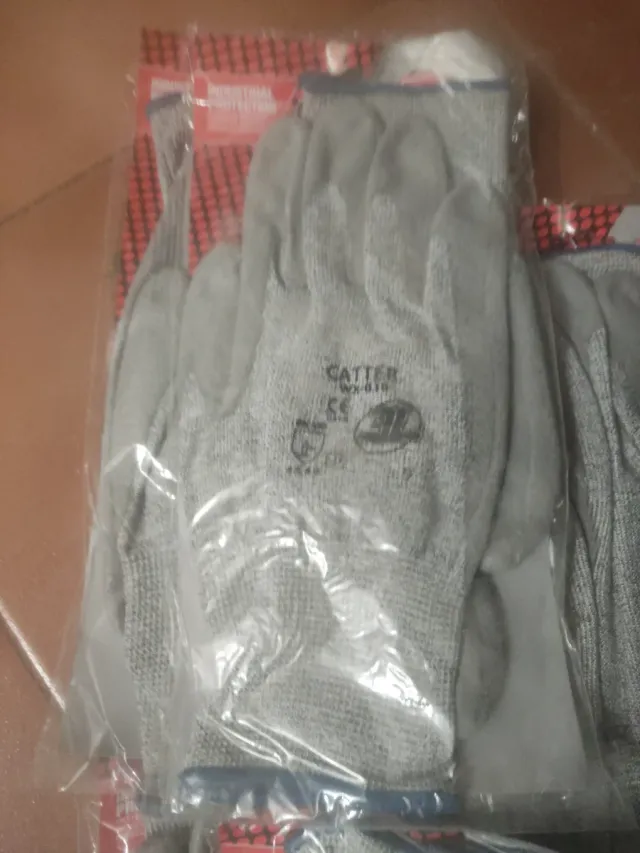 Guantes de trabajo grises y blancos