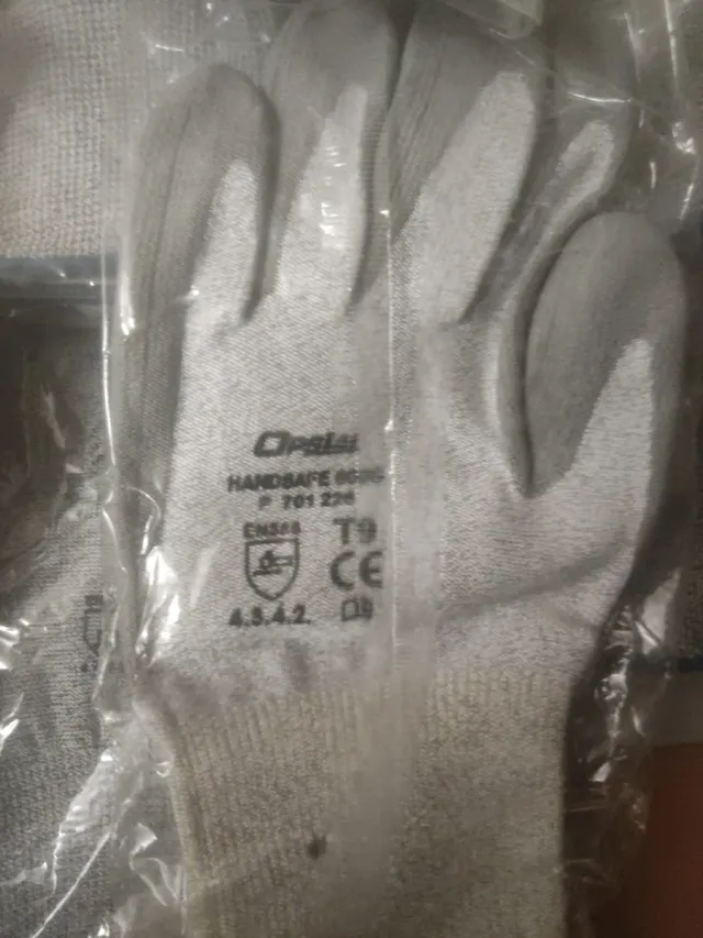 Guantes de trabajo grises y blancos