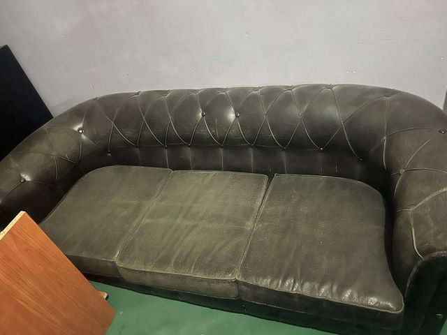 Sofá Chester oscuro piel