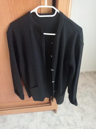 Chaqueta de punto negra para mujer