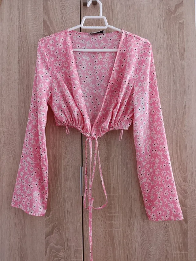 Blusa Bershka rosa flores satinada