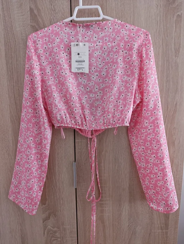 Blusa Bershka rosa flores satinada