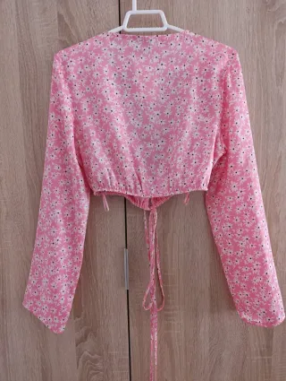 Blusa Bershka rosa flores satinada