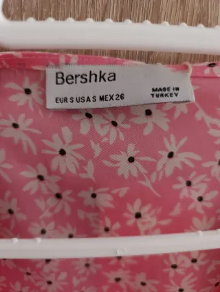 Blusa Bershka rosa flores satinada