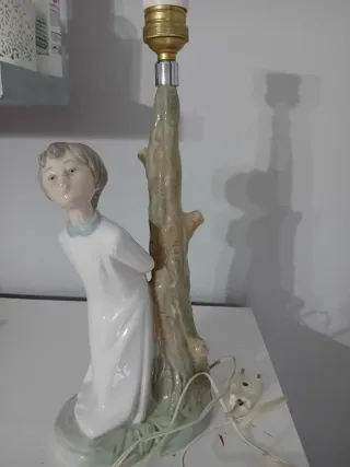 Lámpara cerámica figura niño árbol firmada