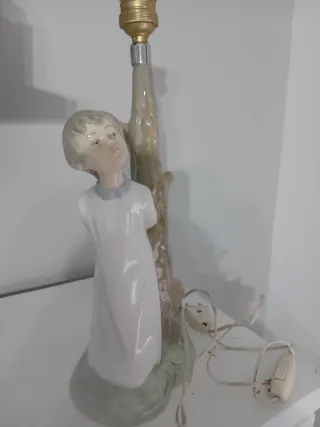 Lámpara cerámica figura niño árbol firmada