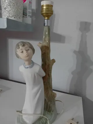 Lámpara cerámica figura niño árbol firmada
