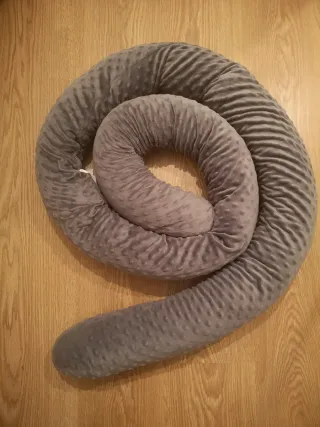 Cojín alargado para cuna