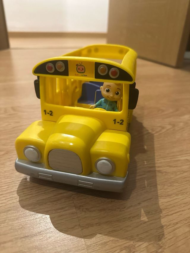 Autobús Cocomelon con figura JJ
