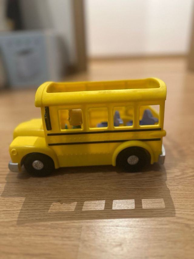 Autobús Cocomelon con figura JJ