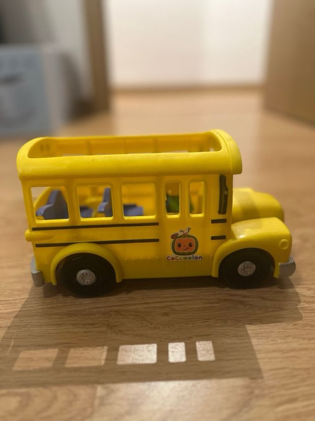 Autobús Cocomelon con figura JJ