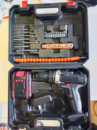 Taladro a batería con caja y accesorios