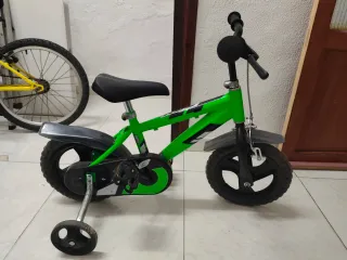 Bicicleta infantil verde con ruedines