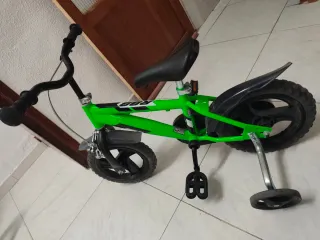 Bicicleta infantil verde con ruedines