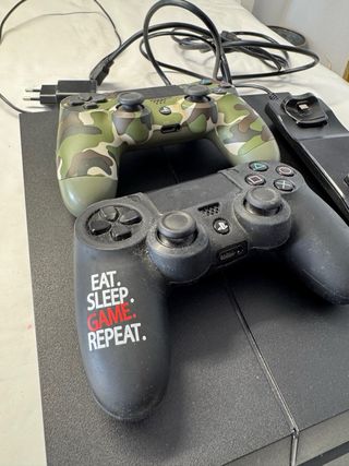 PS4 (PlayStation 4) con 2 mandos y 15 juegos