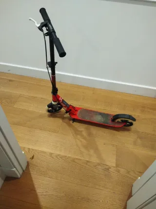 Patinete infantil rojo plegable