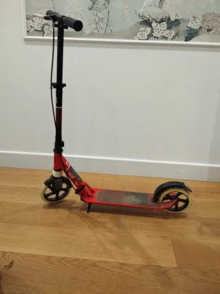 Patinete infantil rojo plegable