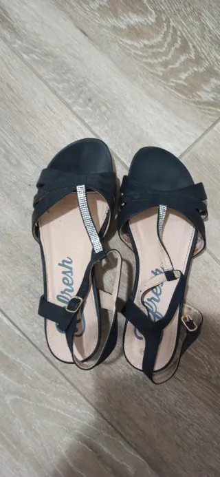 Sandalias negras con pedrería