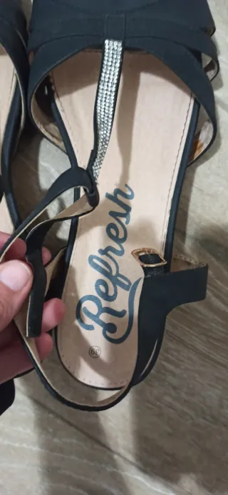 Sandalias negras con pedrería