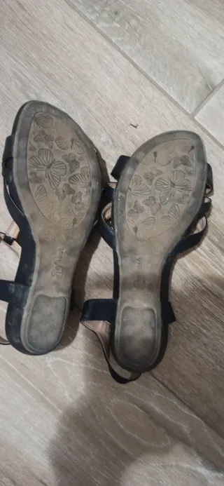 Sandalias negras con pedrería