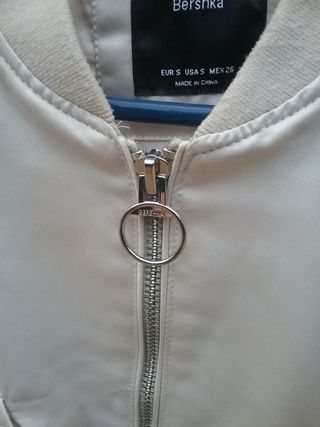 Lote cazadora bomber xs/s bershka y 3 camisetas