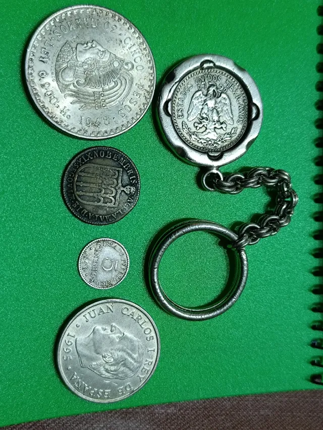 Llavero y monedas plata y bronce