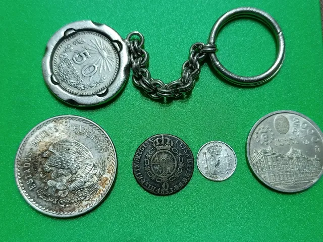 Llavero y monedas plata y bronce