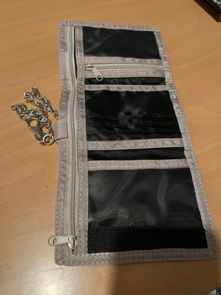 Cartera con cadena y diseño de esqueleto