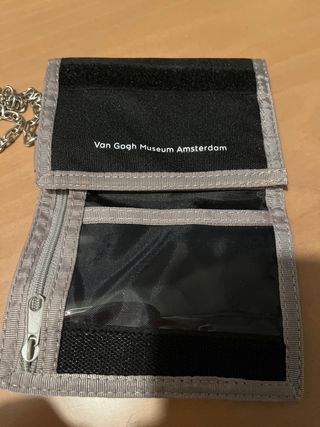 Cartera con cadena y diseño de esqueleto